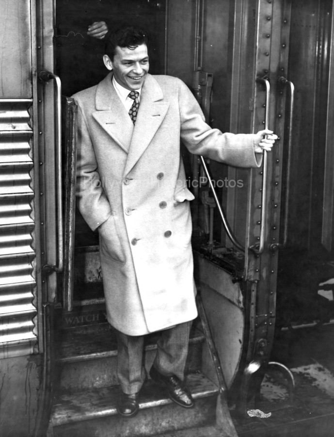 Frank Sinatra 1941 On a train WM.jpg